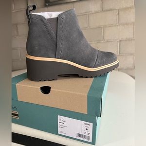 Tom’s Maude Forged Iron Suede Boots Sz 8